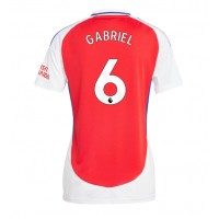 Camisa de Futebol Arsenal Gabriel Magalhaes #6 Equipamento Principal Mulheres 2024-25 Manga Curta